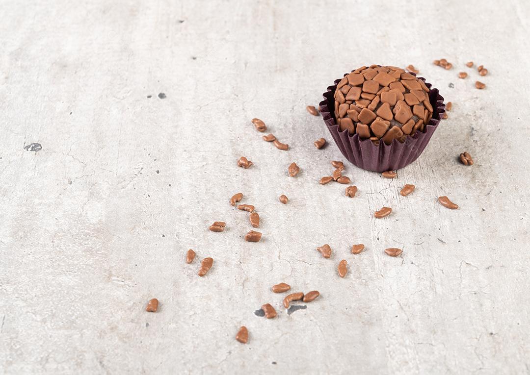 Típico brigadeiro brasileiro com granulado de chocolate