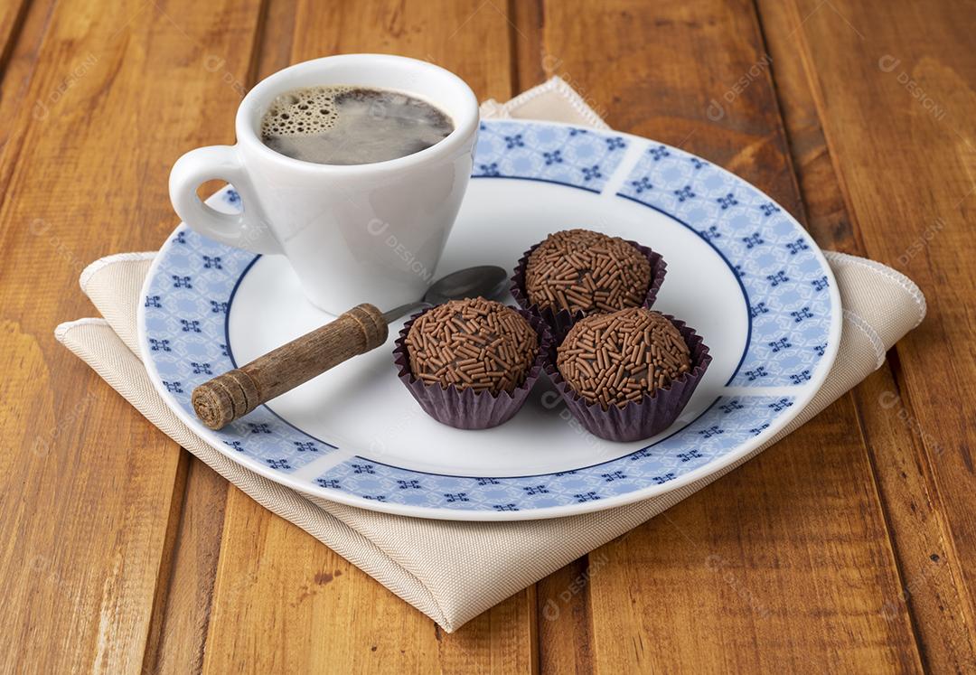 Brigadeiros típicos brasileiros em um prato com café