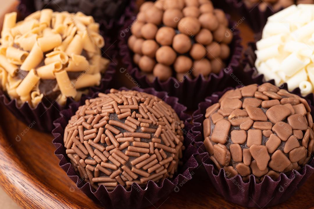 Brigadeiros típicos brasileiros, vários sabores em um prato de madeira