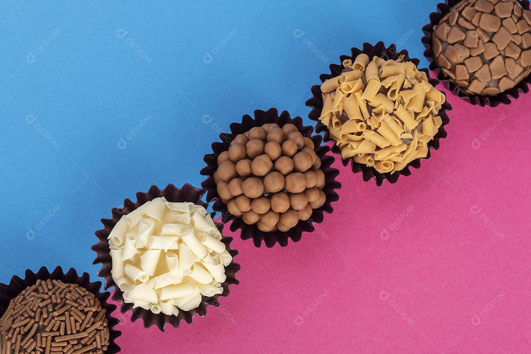 Brigadeiros típicos brasileiros, vários sabores sobre coloridos