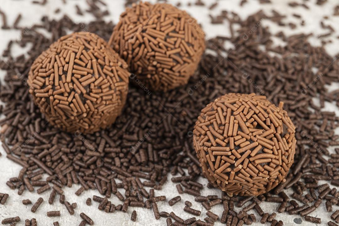 Brigadeiros típicos brasileiros sobre granulado de chocolate escuro