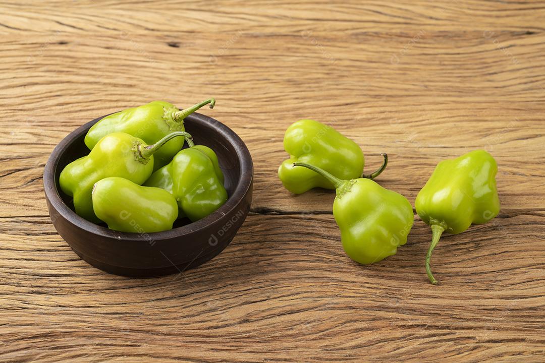 Pimenta verde cambuci, ingrediente da culinária brasileira, em uma tigela