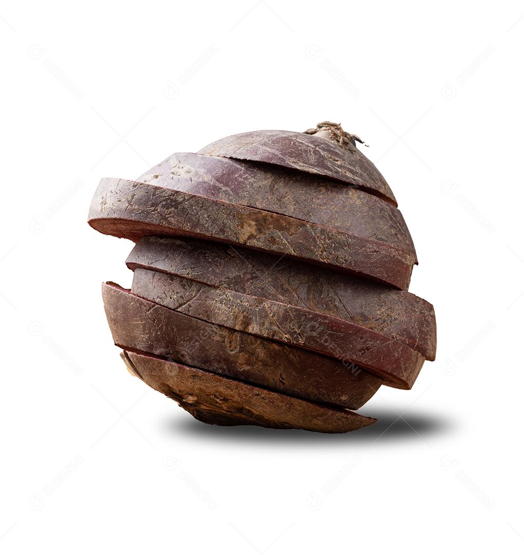 Beterraba crua fatiada isolada sobre fundo branco