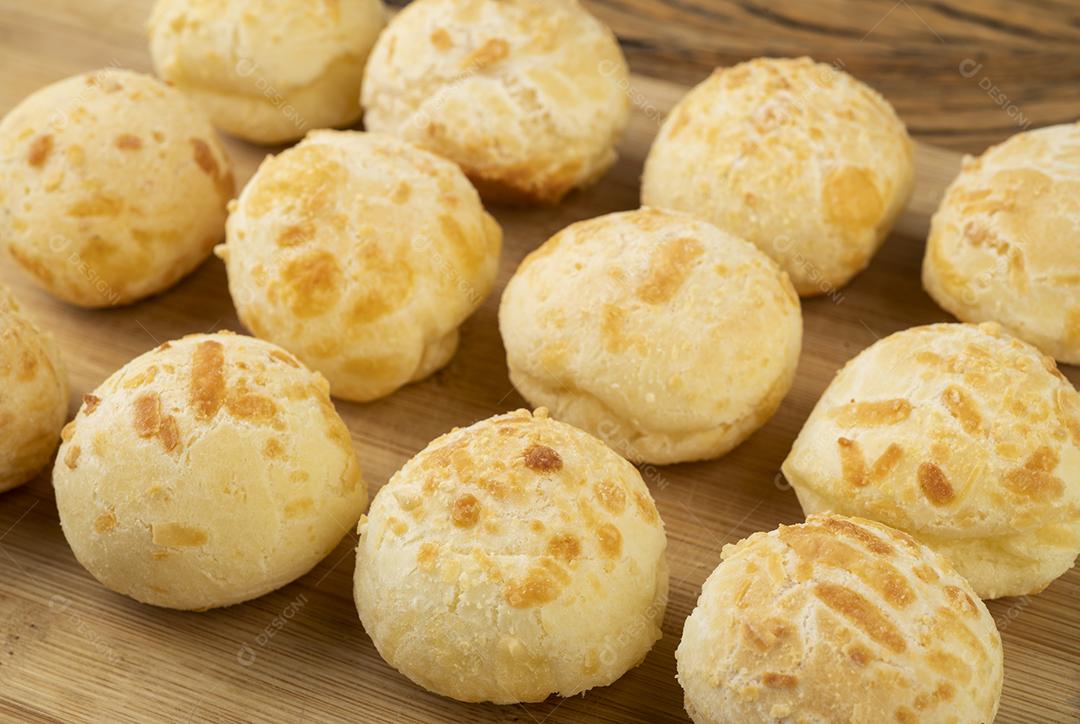 Pão de queijo típico brasileiro sobre uma tábua de madeira