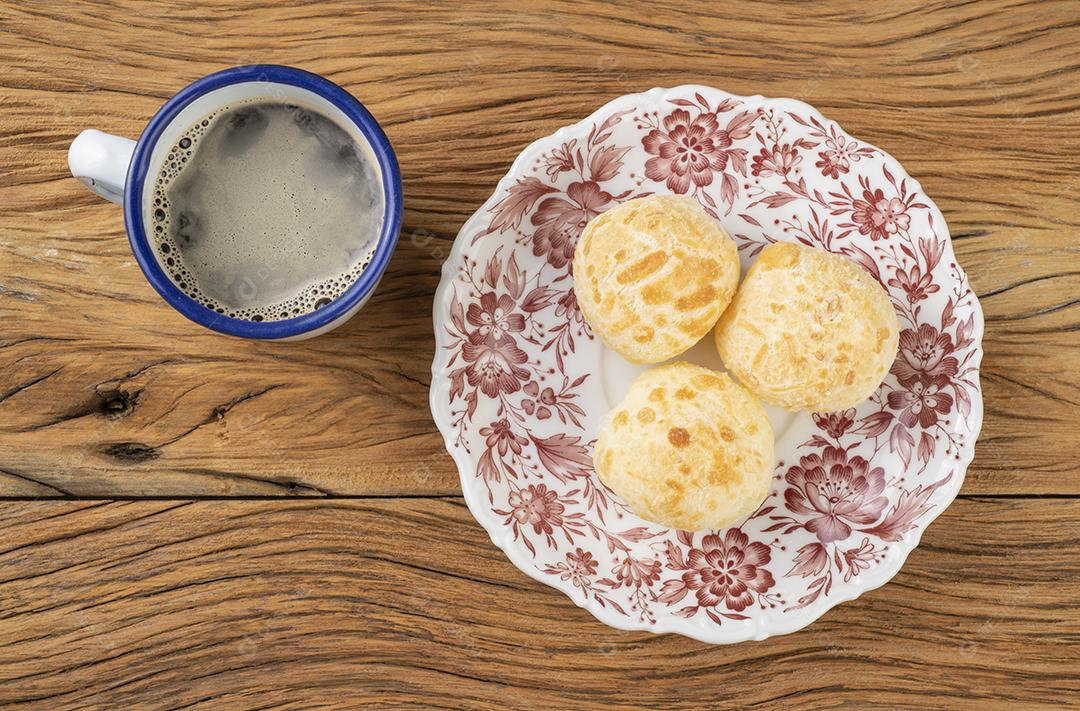 Pão de queijo típico brasileiro em um prato com café