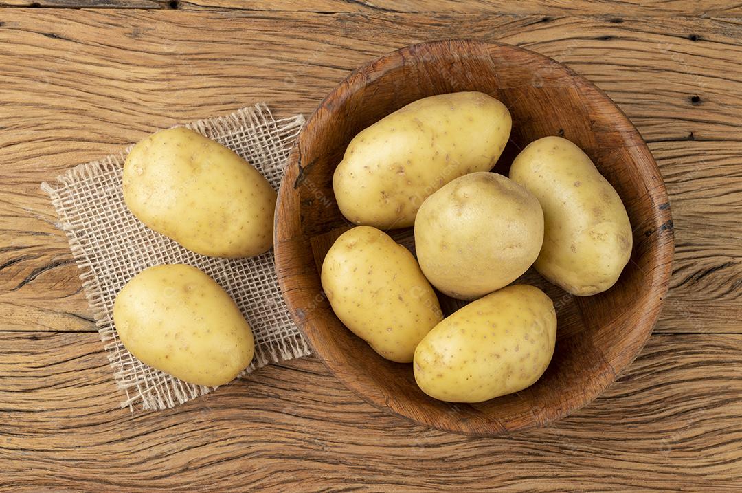 Batatas em uma tigela sobre mesa de madeira