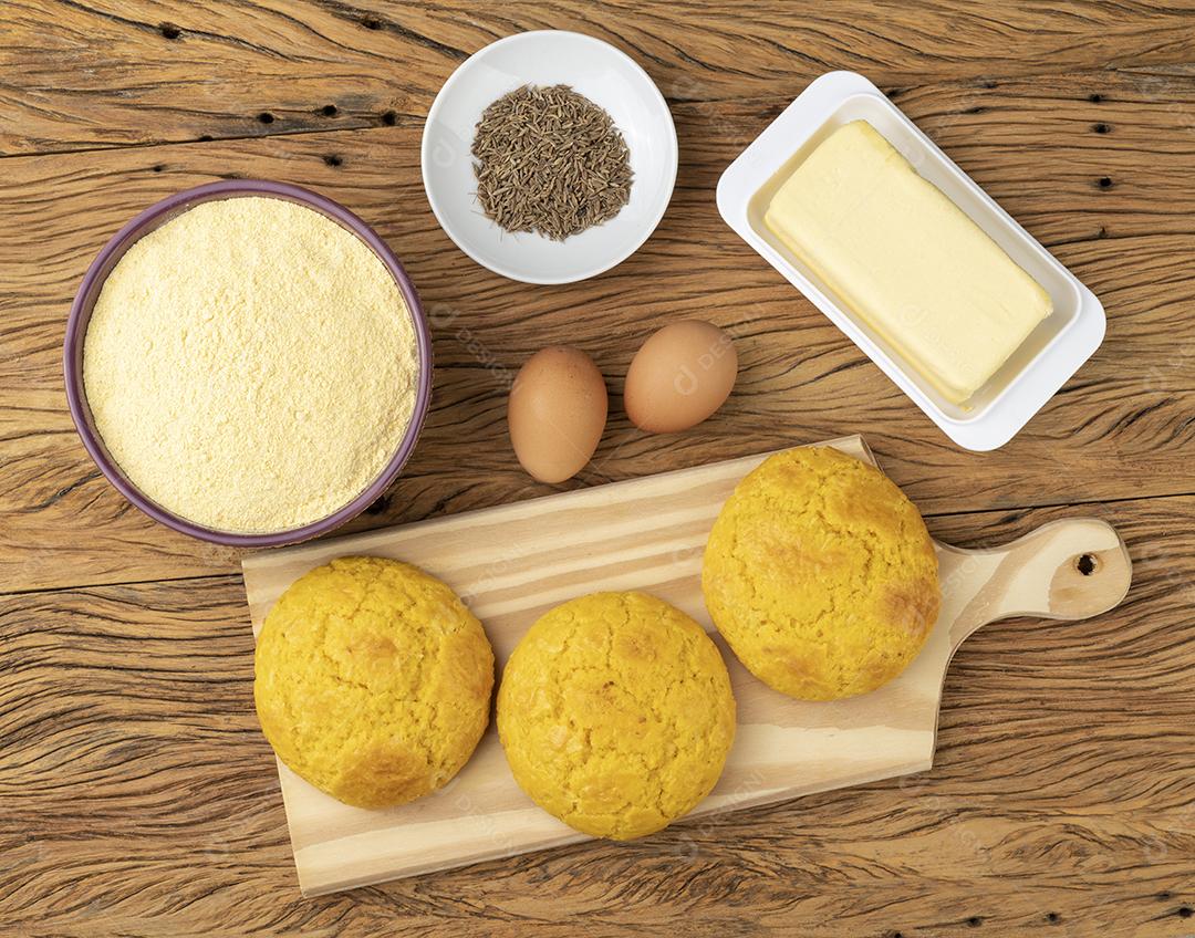 Broa, pão típico de farinha de milho brasileira com ingredientes