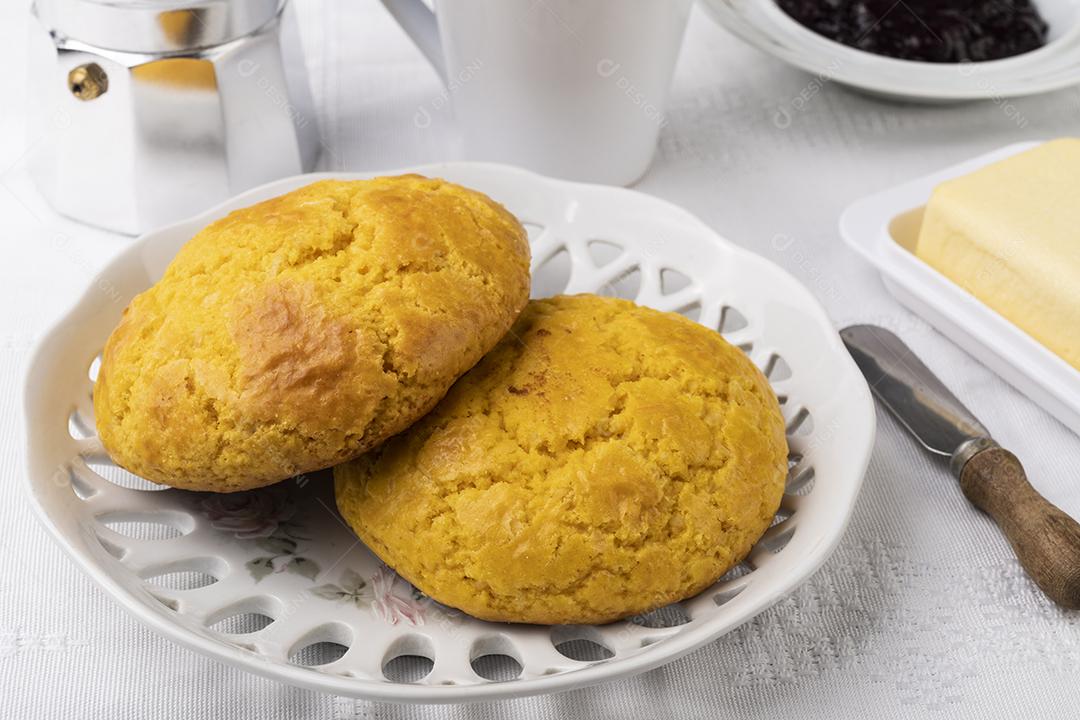 Broa, pão típico de farinha de milho brasileira com café