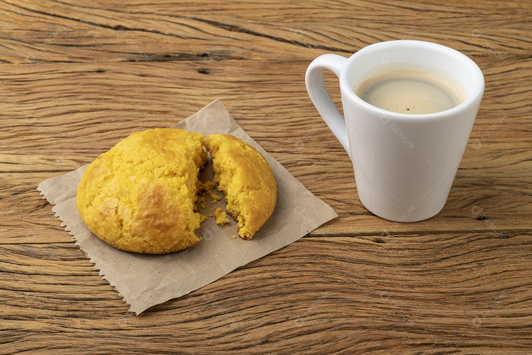 Broa, pão típico de farinha de milho brasileira com café