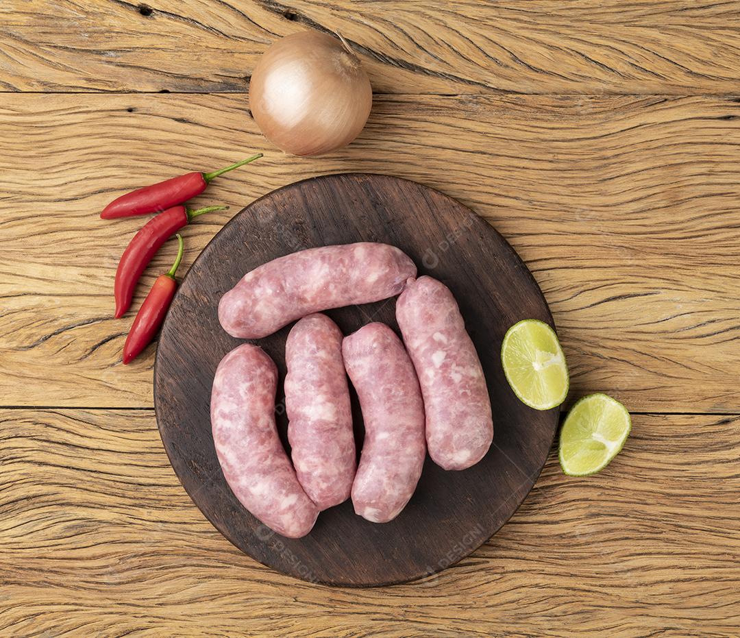 Salsicha de porco sobre tábua de madeira com temperos