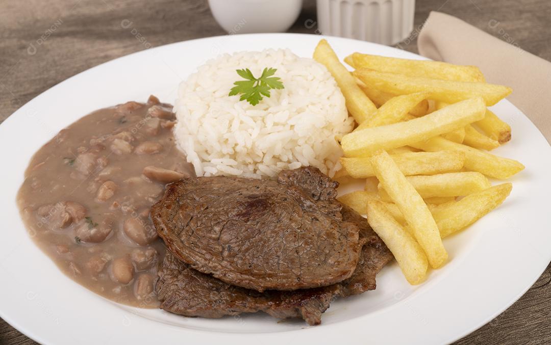 Carne bovina, arroz, feijão e batata frita. Executivo típico do Brasil