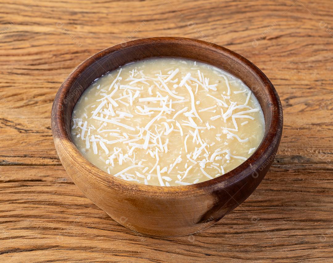 Cocada cremosa, tradicional doce de coco brasileiro com ralado