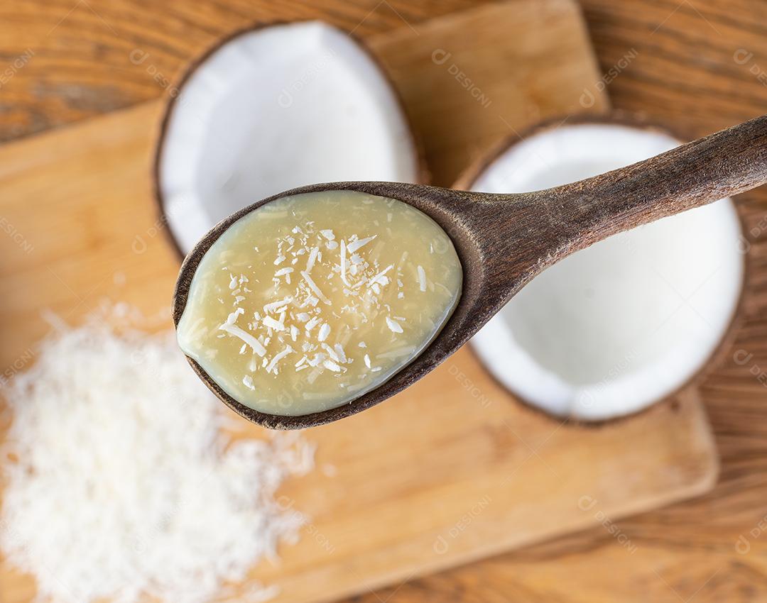 Cocada cremosa, doce de coco tradicional brasileiro em uma madeira