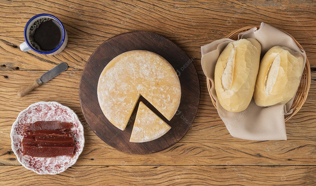 Queijo canastra artesanal de Minas Gerais, Brasil com pão