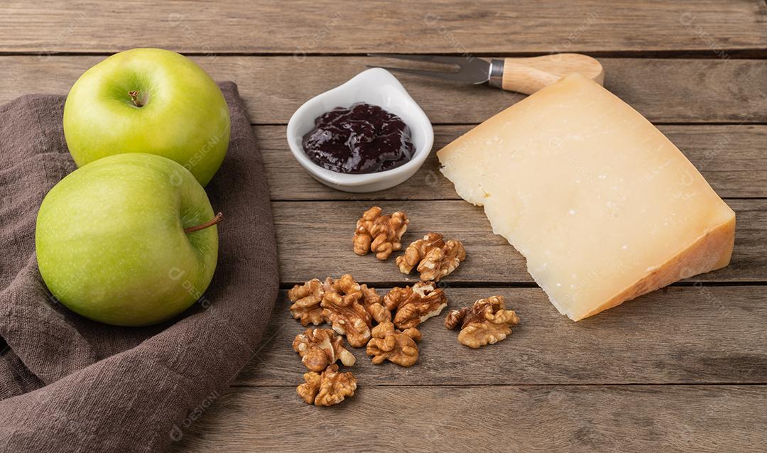 Queijo canastra artesanal do Brasil sobre tábua de madeira com castanha