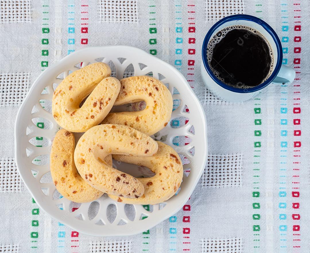 Chipas, típico pão de queijo sul-americano em um prato com café