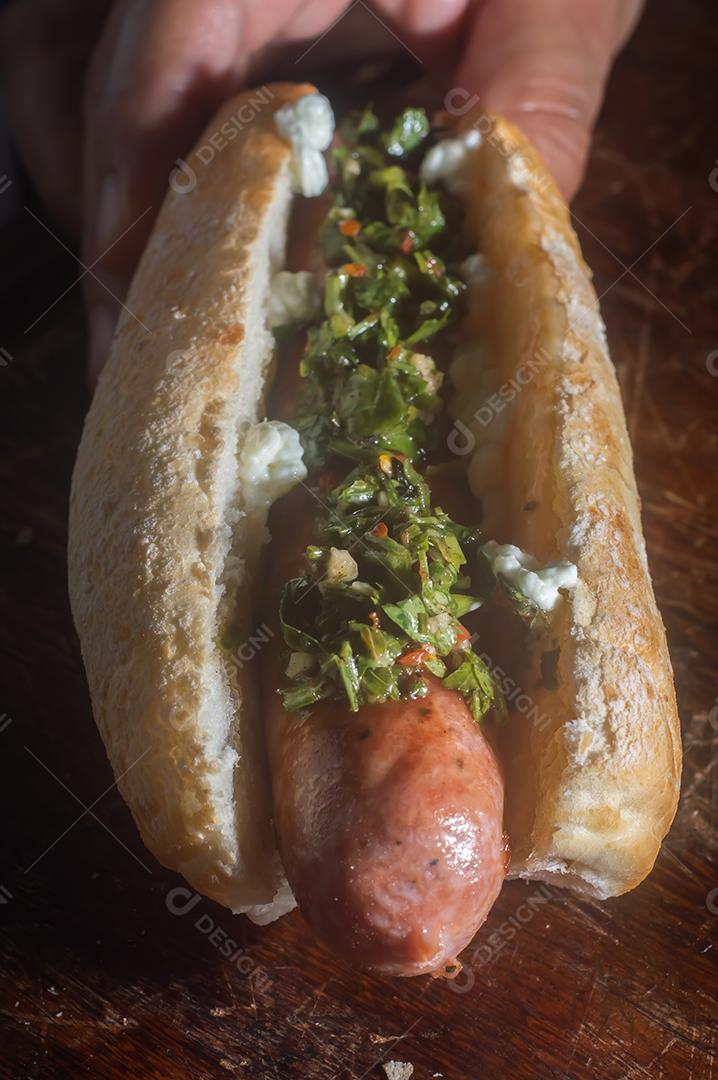 Choripan argentino. churrasco cachorro-quente bruxa molho chimichurri e pão italiano