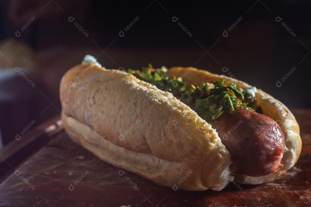 Choripan argentino. churrasco cachorro-quente bruxa molho chimichurri e pão italiano