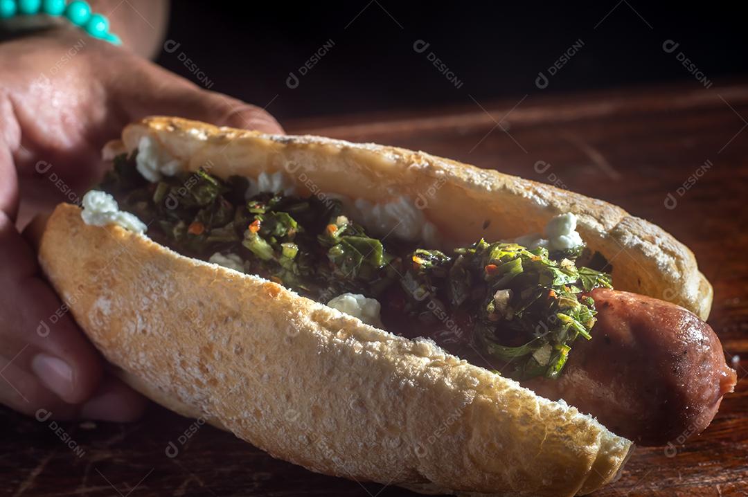 Choripan argentino. churrasco cachorro-quente bruxa molho chimichurri e pão italiano