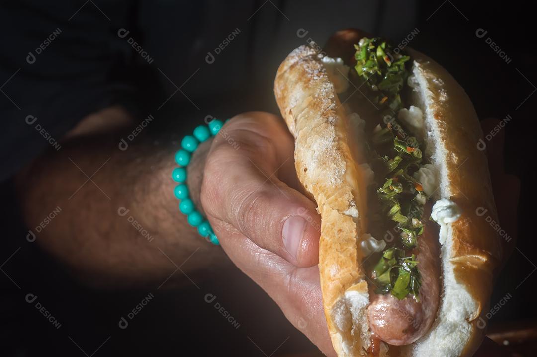 Choripan argentino. churrasco cachorro-quente bruxa molho chimichurri e pão italiano