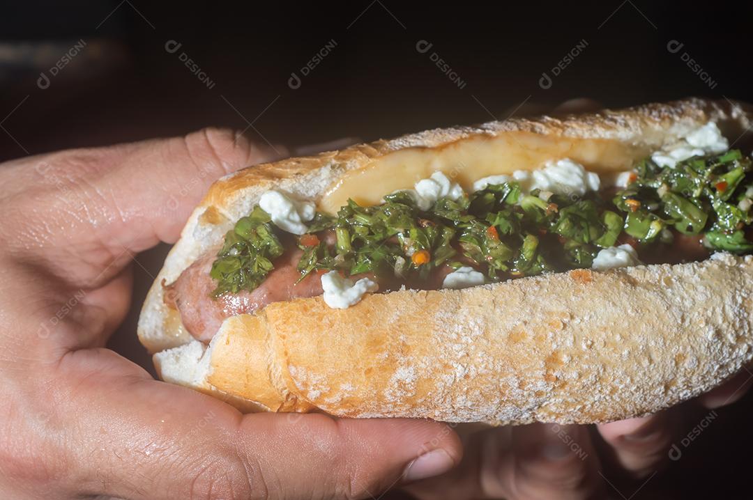 Choripan argentino. churrasco cachorro-quente bruxa molho chimichurri e pão italiano.