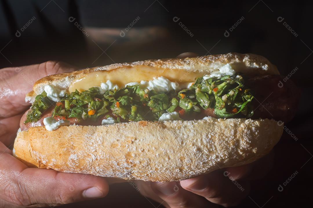 Choripan argentino. churrasco cachorro-quente bruxa molho chimichurri e pão italiano.
