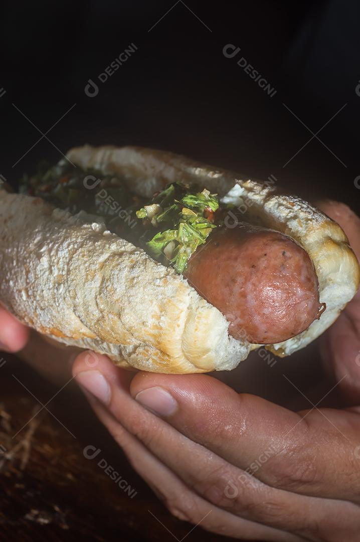 Choripan argentino. churrasco cachorro-quente bruxa molho chimichurri e pão italiano