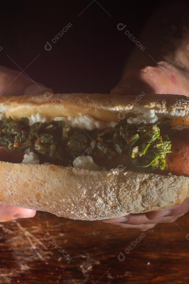 Choripan argentino. churrasco cachorro-quente bruxa molho chimichurri e pão italiano.