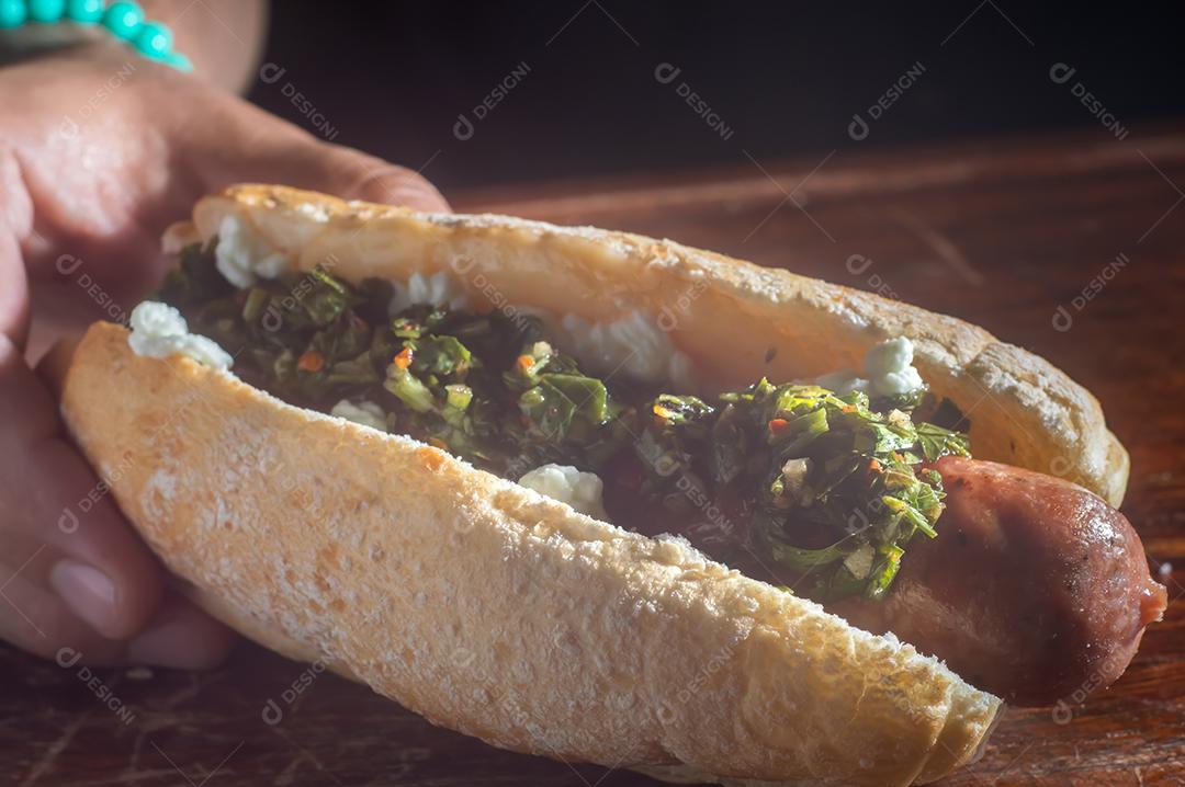 Choripan argentino. churrasco cachorro-quente bruxa molho chimichurri e pão italiano.