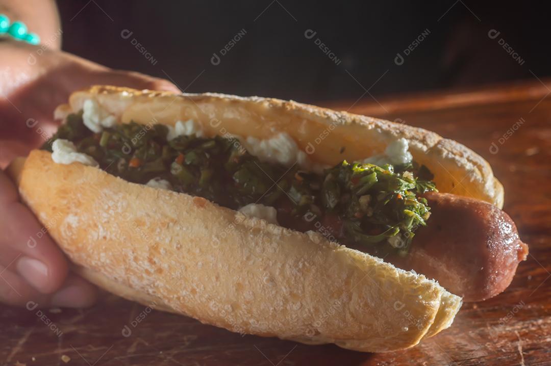 Choripan argentino. churrasco cachorro-quente bruxa molho chimichurri e pão italiano.
