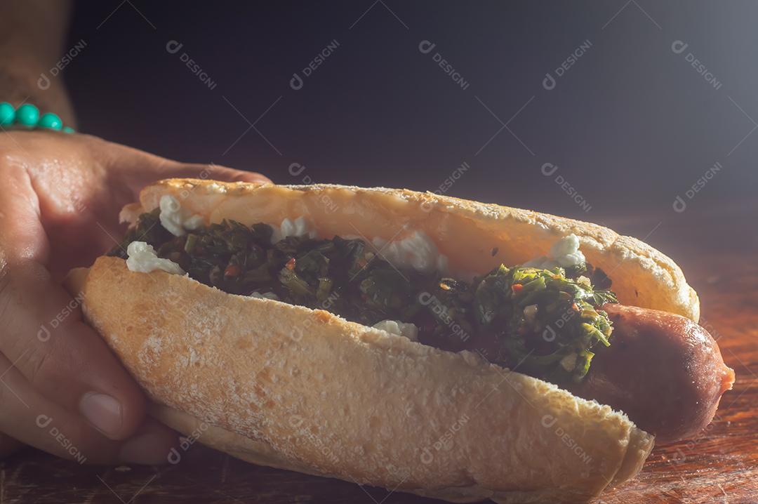 Choripan argentino. churrasco cachorro-quente bruxa molho chimichurri e pão italiano.