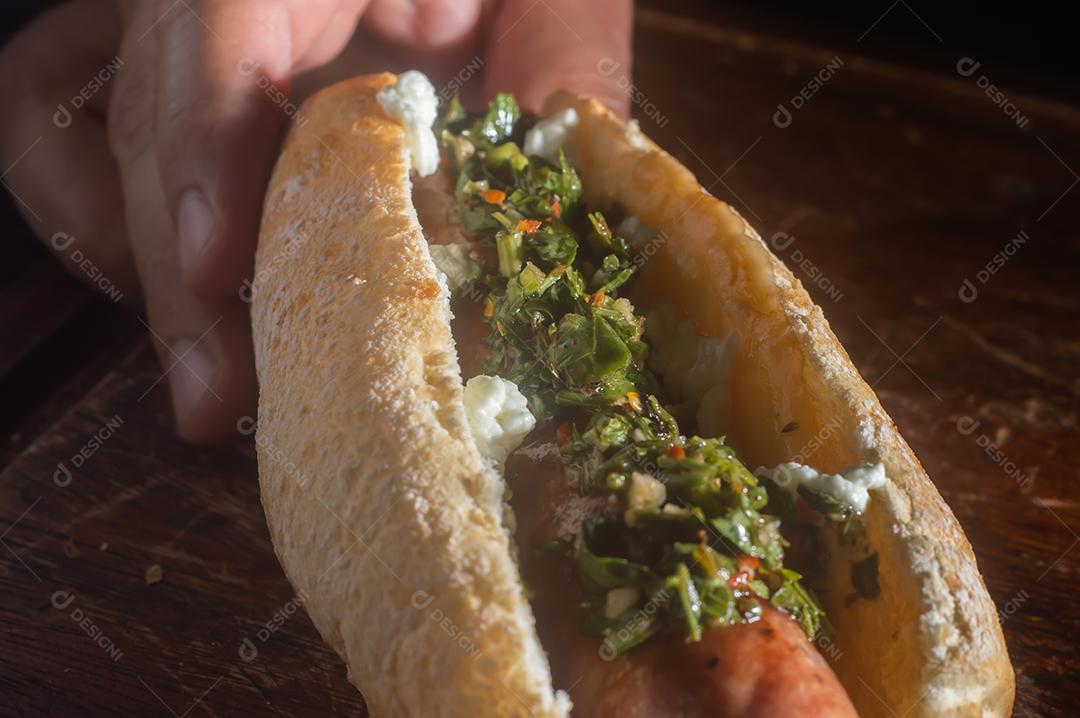 Choripan argentino. churrasco cachorro-quente bruxa molho chimichurri e pão italiano.