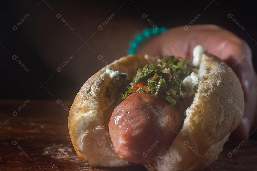 Choripan argentino. churrasco cachorro-quente bruxa molho chimichurri e pão italiano.