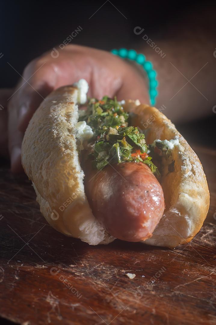 Choripan argentino. churrasco cachorro-quente bruxa molho chimichurri e pão italiano.