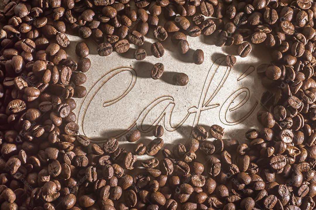 Grãos de café com a palavra café escrito português, conceito de café, imagem de vista superior