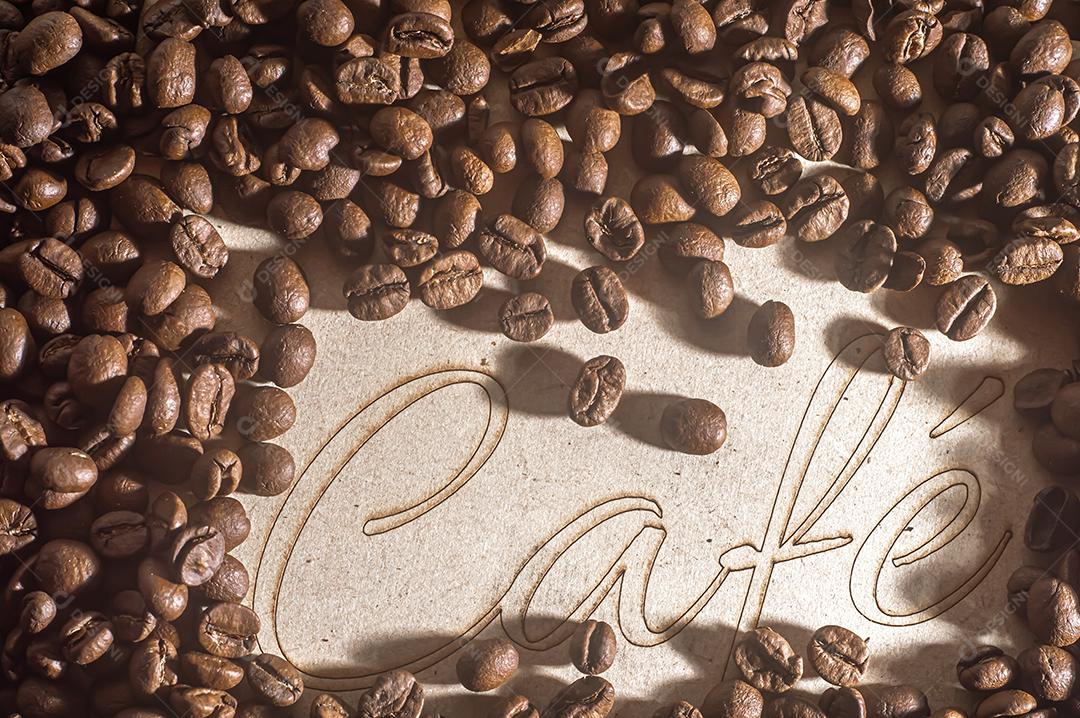 Grãos de café com a palavra café escrito português, conceito de café, imagem de vista superior