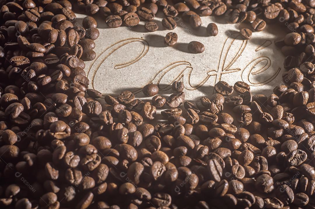 Grãos de café com a palavra café escrito português, conceito de café, imagem de vista superior