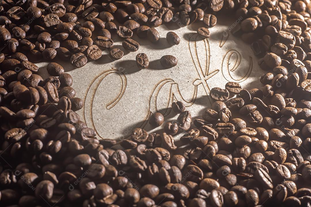 Grãos de café com a palavra café escrito português, conceito de café, imagem de vista superior