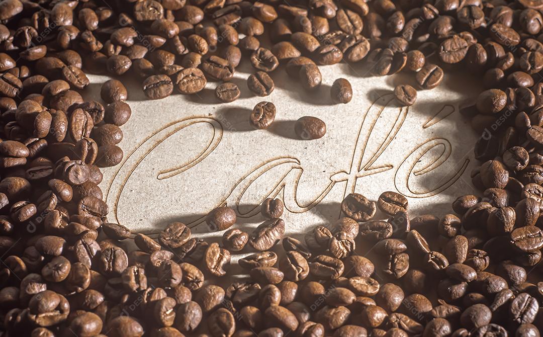 Grãos de café com a palavra café escrito português, conceito de café, imagem de vista superior