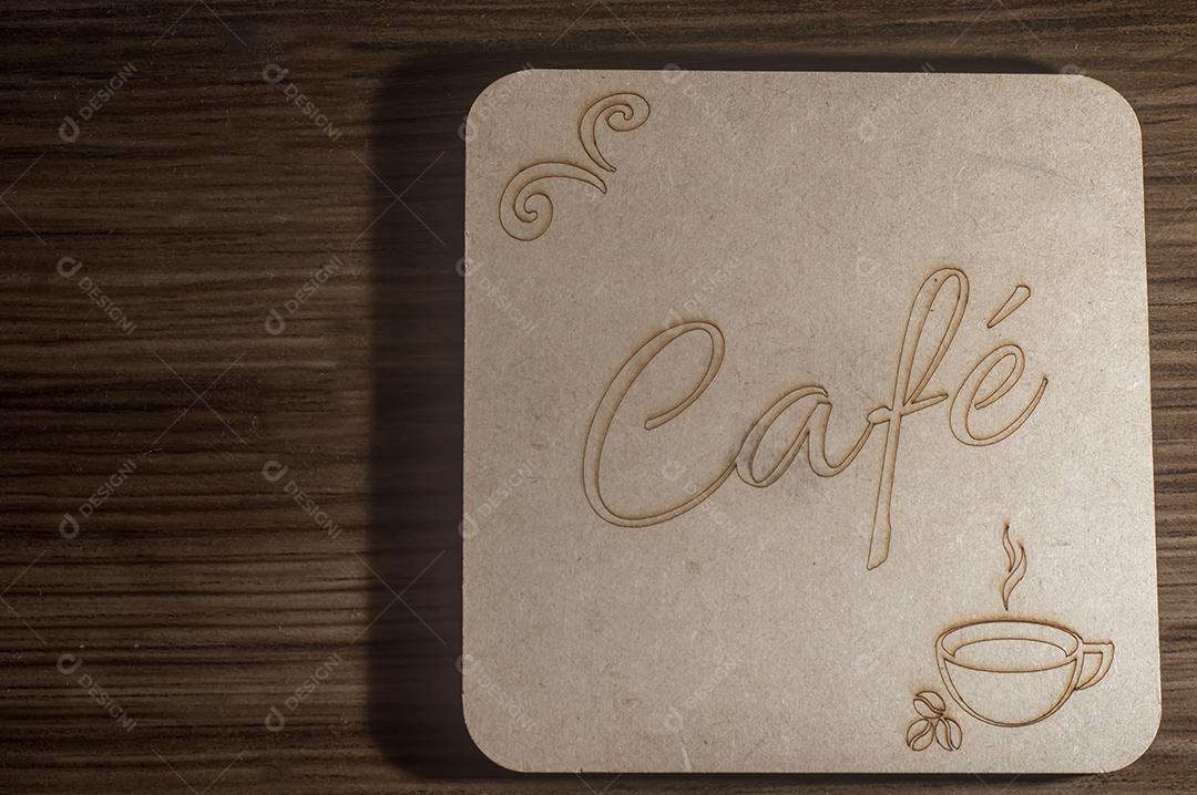 Palavra café escrito em português em um tablet de madeira, conceito de café