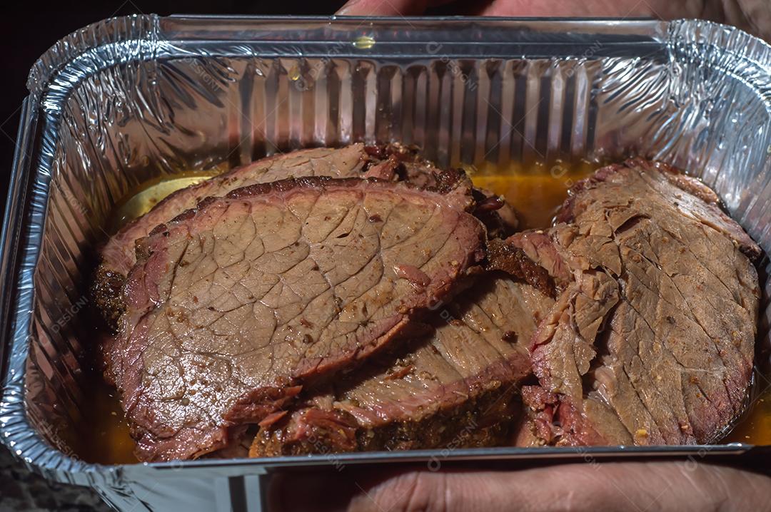 Bife de corcunda, bife de cupim fatiado e colocado em embalagem de aluminio para entrega, carne brasileira.
