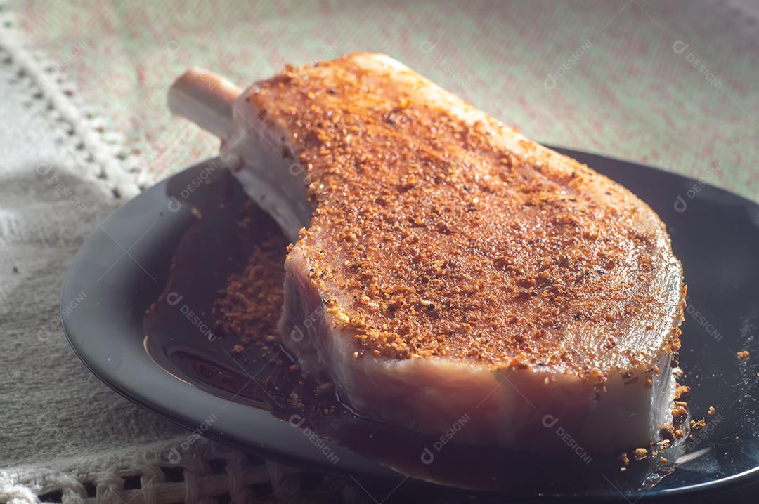 Bifes de osso de carne de porco crua Bifes de porco Tomahawk na chapa preta