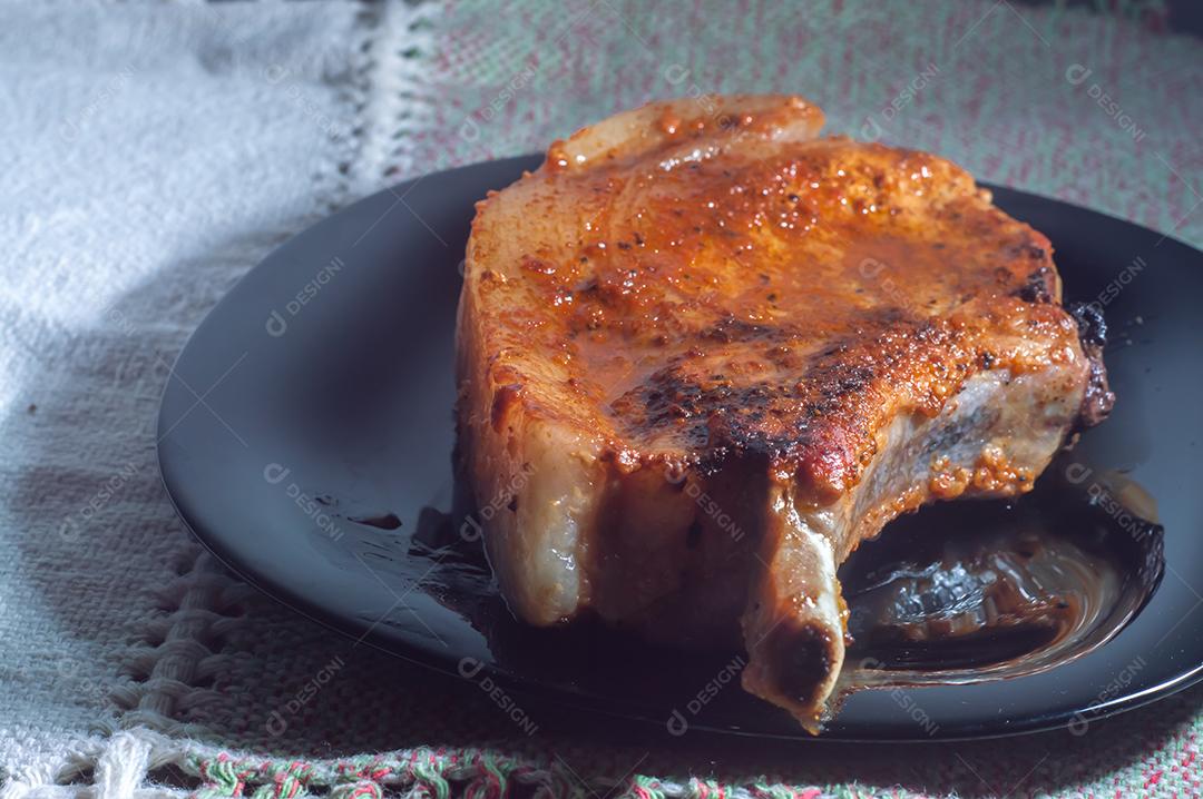 Bifes de osso de carne de porco crua Bifes de porco Tomahawk na chapa preta