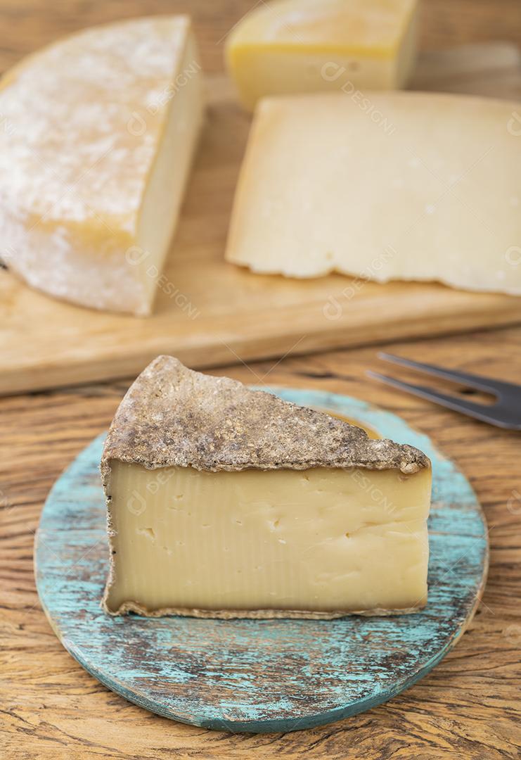 Queijo Pardinho artesanal do Brasil sobre tábua de madeira