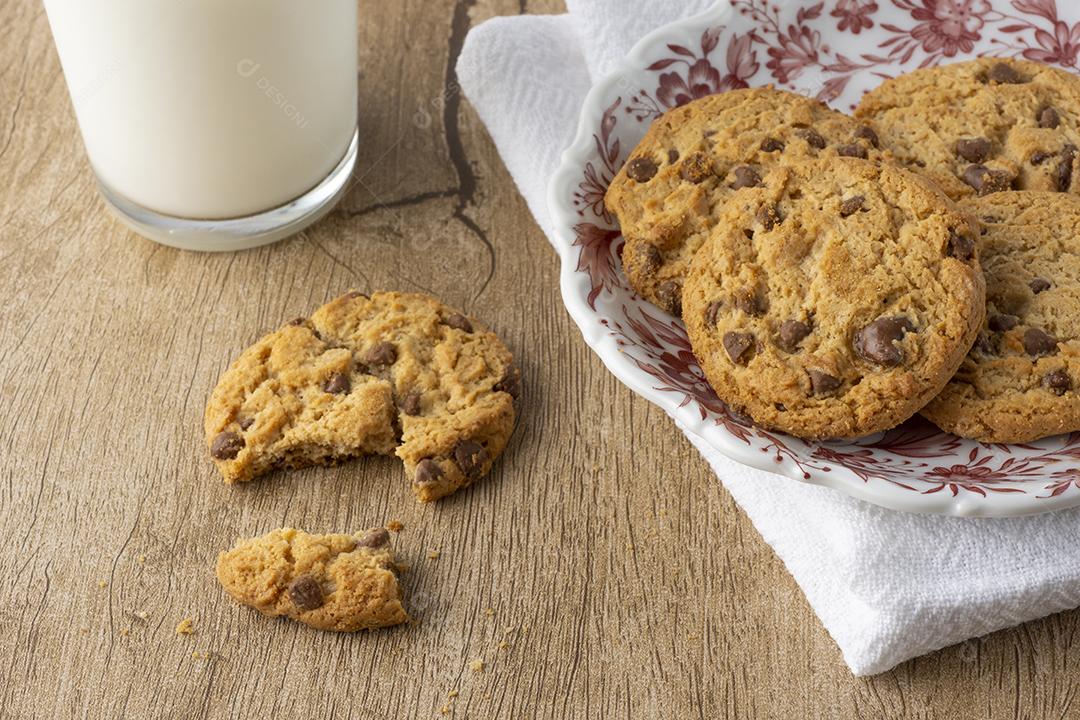 Biscoitos de chocolate e baunilha em um prato decorado