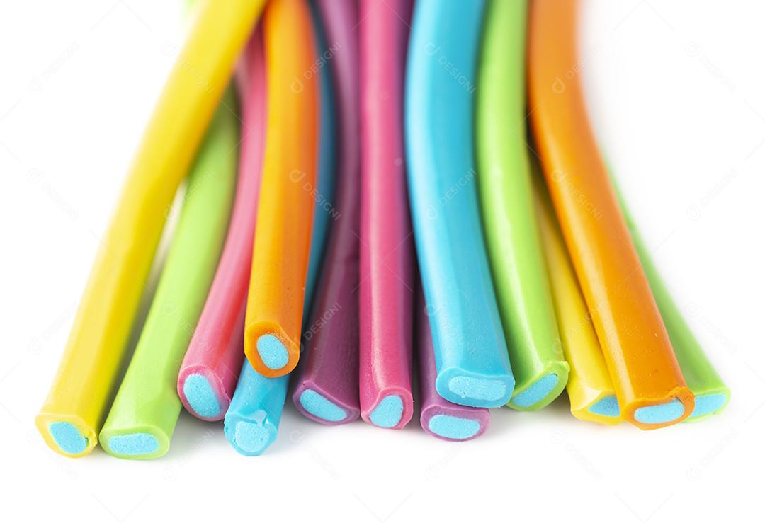 Doces coloridos sobre fundo branco