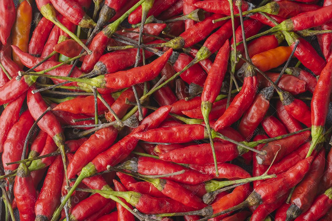vista superior de um grupo de pimentas vermelhas