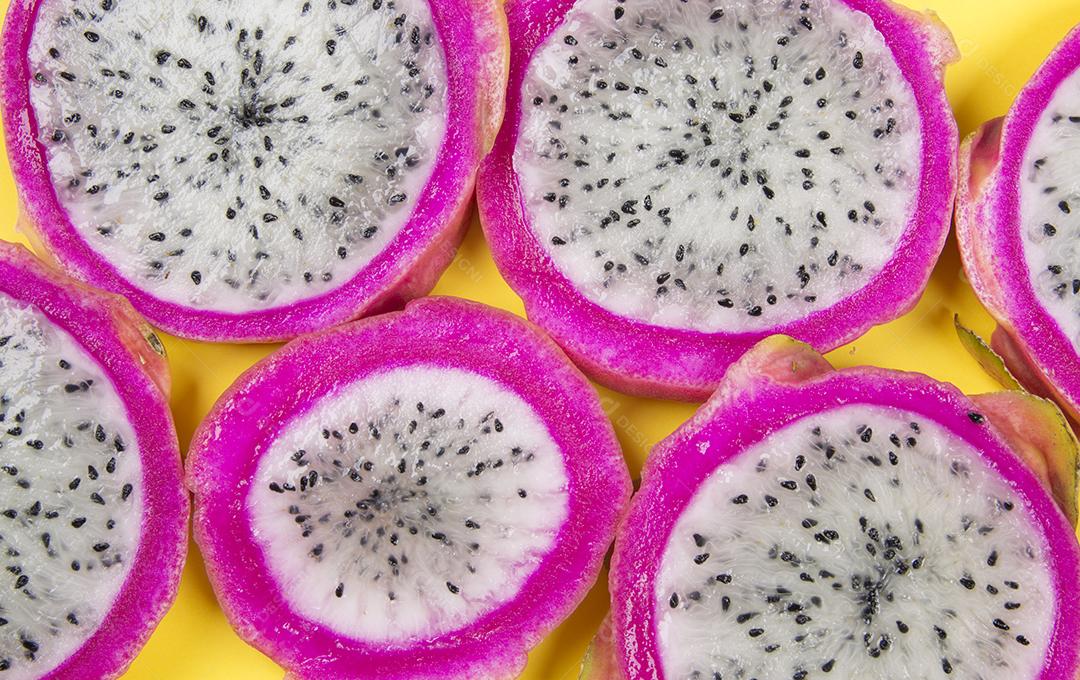 Metades de Pitayas/Dragonfruits sobre fundo amarelo