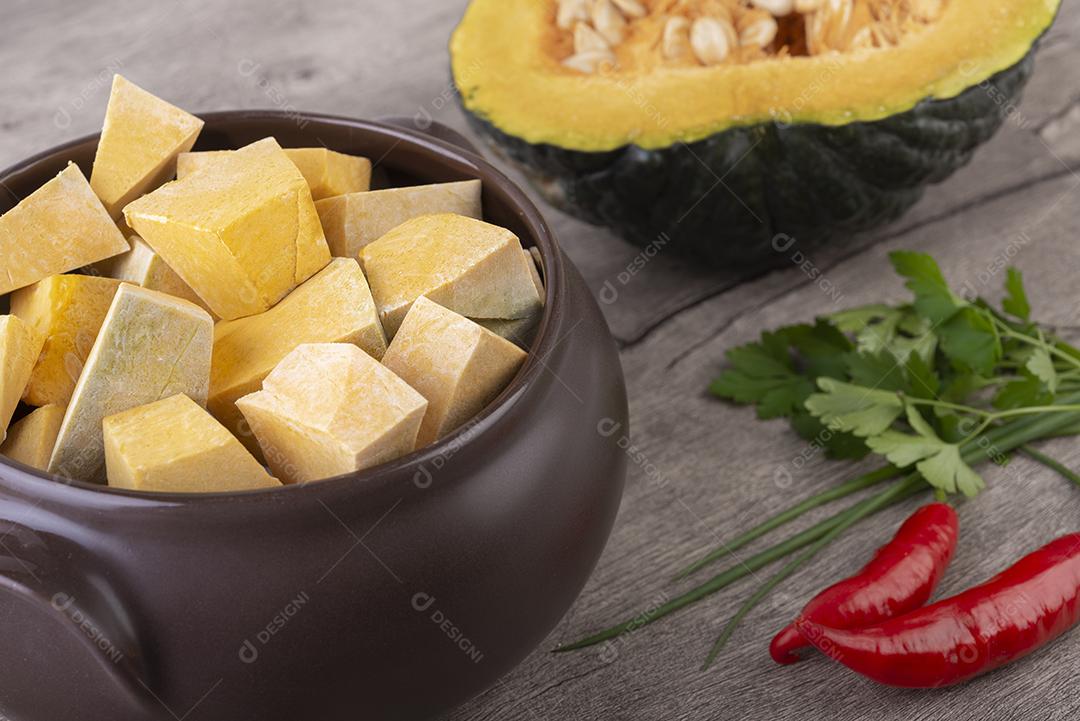 Pedaços de Kabocha em uma tigela