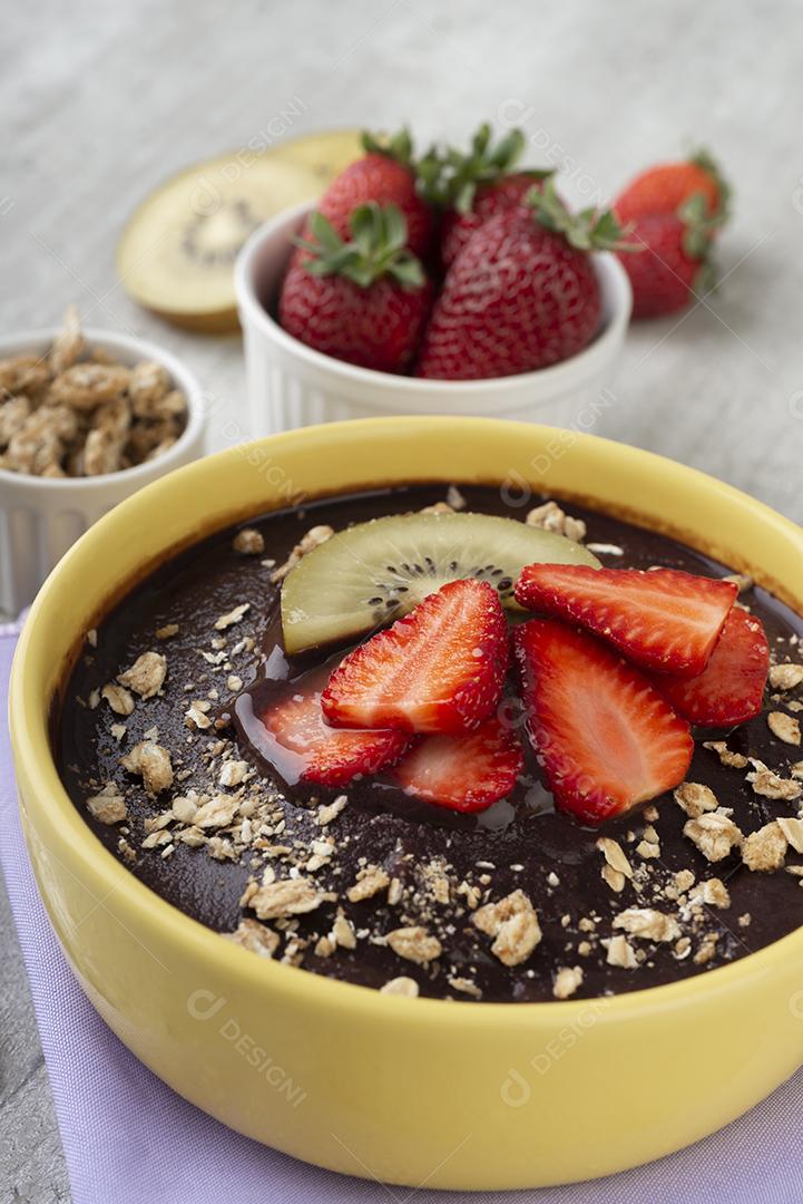 Tigela de açaí típica brasileira com frutas